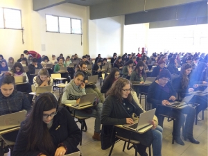 Más de mil estudiantes de Facultad de Psicología realizaron un parcial presencial en notebooks