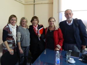 Prof. Agda. Alejandra López Gómez con el Tribunal y Directora de Tesis