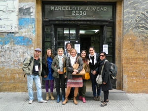Prof. Agda. Alejandra López Gómez con compañeros de la Facultad
