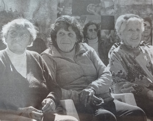 Fotografía de tres ancianas. Imagen utilizada por ONAJPU.