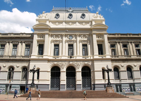 fachada del edificio central de la Universidad de la República