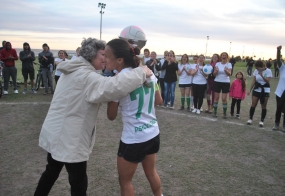 Profa. Nair Ackermann, Presidenta de la AUF-Fútbol Femenino, entrega la copa