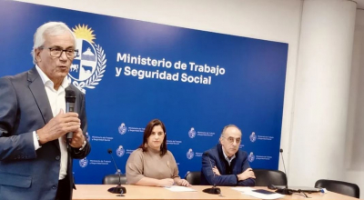 Juan Castillo, Andrea Bouret y Hugo Barreto, en el acto de conmemoración del Día Mundial de la Seguridad y Salud en el Trabajo, el 28 de abril, en el MTSS, en Montevideo.  Foto: Ministerio de Trabajo y Seguridad Social