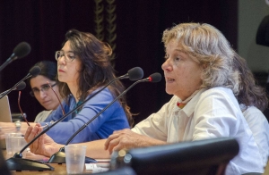 Graciela Sapriza durante el conversatorio “Segunda generación: narrativas y políticas de la memoria en Argentina y Uruguay”, ayer, en la Universidad de la República.