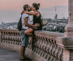 Compromiso. Los especialistas no hablan del desamor, sino que plantean caminos para construir relaciones plenas, pero humanas y libres. Foto: Pexels