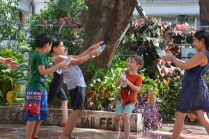 Espacio cuidado y recreación: niñes en el patio. Foto: UCI