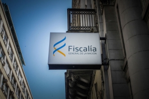 Fotografía en la que se ve un cartel con el isologotipo de la Fiscalía; ubicado en el edificio de ésta