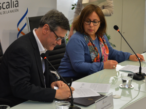 Fotografía tomada durante la firma del acuerdo