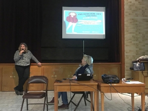 Susana Quagliata en clase. Curso Suicidios e IAE: Evaluación del riesgo suicida, mapas de ruta y estrategias de seguimiento para las intervenciones - Durazno
