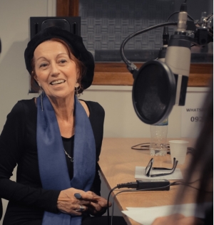 Foto de Ana María Araújo en Uni Radio. Imagen: Equipo Déjà Vu