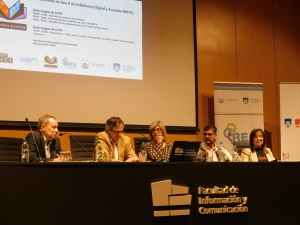 Descripción de la foto: Aula Magna de la FIC, sobre el escenario, sentados en la mesa de izquierda a derecha: Juan Cristina, Rodrigo Arim, Rosita Angelo, Heber da Cunha y Martha Sabelli.