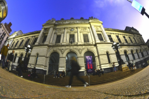 Fachada del edificio central de la Udelar. Foto de El País.