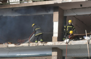Bomberos trabajan en la explosión del edificio en Villa Biarritz. Foto: Francisco Flores / Archivo El País