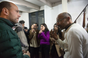   Martín Lema y usuarios en la inauguración de una casa comunitaria el viernes, en el centro de Montevideo.  Foto: Alessandro Maradei