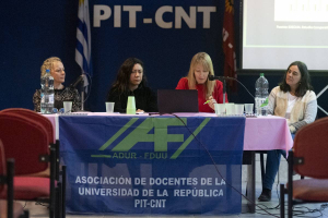   Noelia Correa, Mónica Olaza, Verónica Walker y Virginia Fachinetti en el seminario organizado por la Udelar sobre políticas universitarias en el marco de la lucha presupuestal.  Foto: Alessandro Maradei