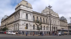 Fachada del edificio central la Universidad de la República