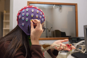   Thaiz Sánchez en el laboratorio del Cibpsi en la facultad de Psicología (25.07.2022).  Foto: Alessandro Maradei