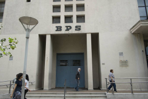 fotografia de la puerta del banco de previsión social en Montevideo, con personas circulando