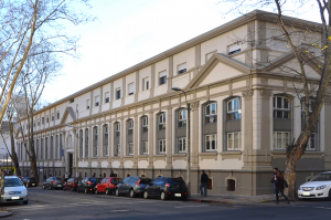 Fachada del edificio central de la Facultad de Psicología