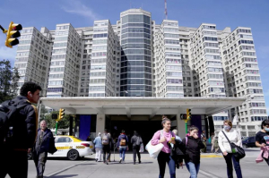 Entrada del Hospital de Clínicas por avenida Italia. Foto: Javier Calvelo, adhocFOTOS