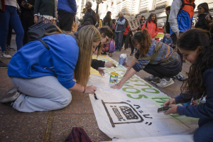   Actividad de Radio Vilardevoz en el marco de la marcha por Salud Mental, en la explanada de la Udelar (archivo, setiembre de 2022).  Foto: Mara Quintero
