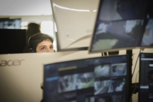 "Trabajar con la voz, desgastarse en silencio: salud mental, estrés y alta presión en el sector de call center"