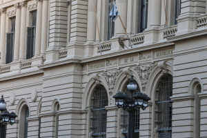 fachada del edificio central de la Udelar
