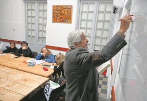" Miles de jubilados vuelven a estudiar y son "alumnos modelos" en la universidad, ¿qué carreras eligen?"