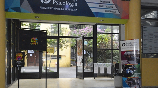Fotografía de la entrada de Facultad con totem de la Campaña