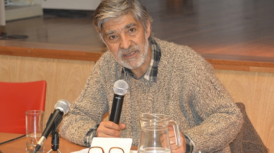 Fotografía del Dr. Manuel Canales Cerón durante la conferencia