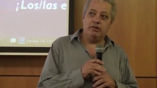 Fotografía del Prof. Luis Leopold durante la actividad