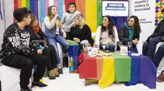 Conversatorio Familias Orgullosas, coordinado por Trans Boys Uruguay, en el último día de la semana del Orgullo LGBTIQ, el viernes, en el Atrio de la Intendencia de Montevideo. 