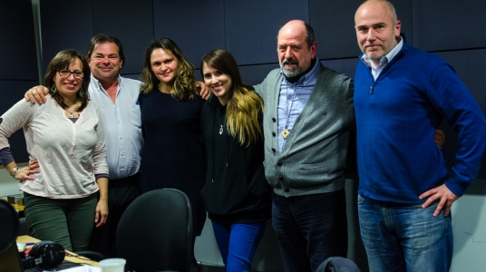 Lic. Ignacio Porras, Dr. Álvaro Rodríguez y Lic. Daniela Vilaró, junto al equipo de Dèjá Vu. Foto: Gustavo Afeltro