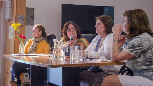Cristina Jenaro Río, Mabel Ruíz Badort, Elda Monetti y Adriana Cristófono, en el Salón de Actos de la Facultad de Psicología. Foto: Alessandro Maradei