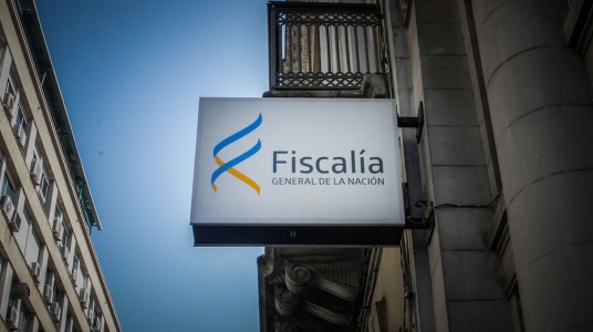 Fotografía en la que se ve un cartel con el isologotipo de la Fiscalía; ubicado en el edificio de ésta