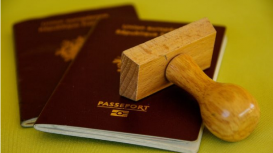 Pasaportes y sello. Imagen ilustrativa de radio carve.