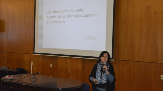 Conferencia Beatriz Diuk en el aula magna