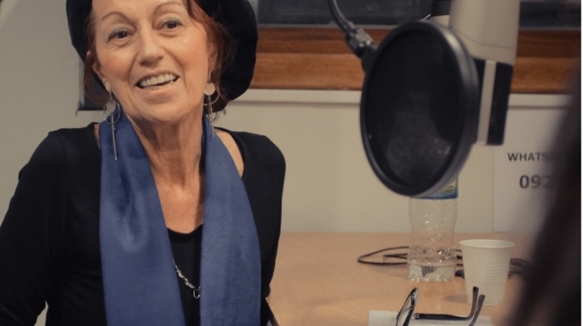 Foto de Ana María Araújo en Uni Radio. Imagen: Equipo Déjà Vu