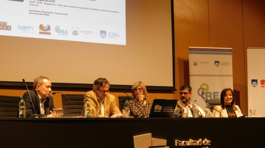 Descripción de la foto: Aula Magna de la FIC, sobre el escenario, sentados en la mesa de izquierda a derecha: Juan Cristina, Rodrigo Arim, Rosita Angelo, Heber da Cunha y Martha Sabelli.