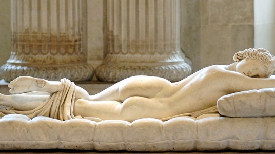 “Hermafrodito durmiente”, escultura en mármol del siglo II a C del personaje de la mitología griega hijo de Hermes y Afrodita, sobre colchón realizado por el escultor italiano Bernini en el siglo XV / Foto: WikiCommons