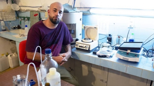 Paul Ruiz en un laboratorio. Foto: Pablo Vignali para La Diaria