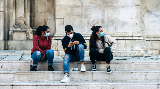 foto de jóvenes con tapabocas