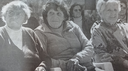 Fotografía de tres ancianas. Imagen utilizada por ONAJPU.