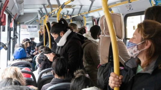 Personas dentro de un ómnibus