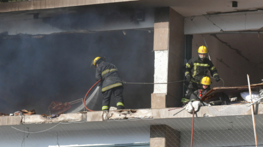 Bomberos trabajan en la explosión del edificio en Villa Biarritz. Foto: Francisco Flores / Archivo El País