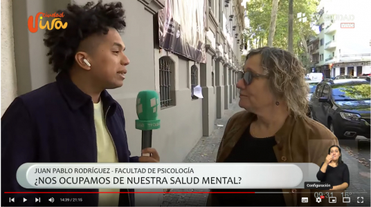 periodista entrevista a mujer en la vereda de facultad de psicología