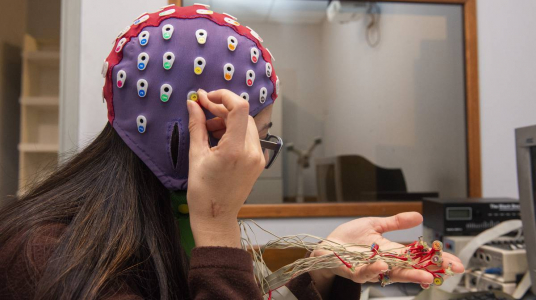   Thaiz Sánchez en el laboratorio del Cibpsi en la facultad de Psicología (25.07.2022).  Foto: Alessandro Maradei