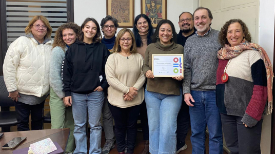 Integrantes del Consejo con el Certificado otorgado a la Facultad de Psicología