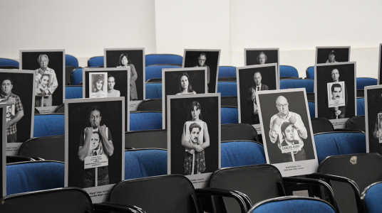 Diálogo a partir de la muestra itinerante “Multiplicando abrazos: imágenes del silencio”