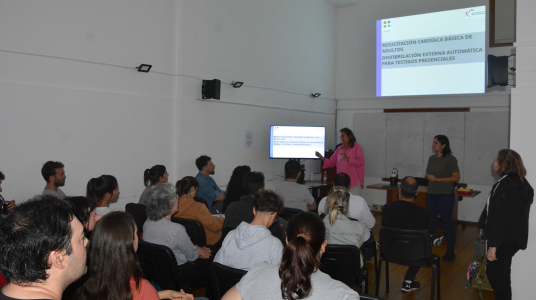 Capacitación en resucitación cardíaca básica en la Facultad de Psicología